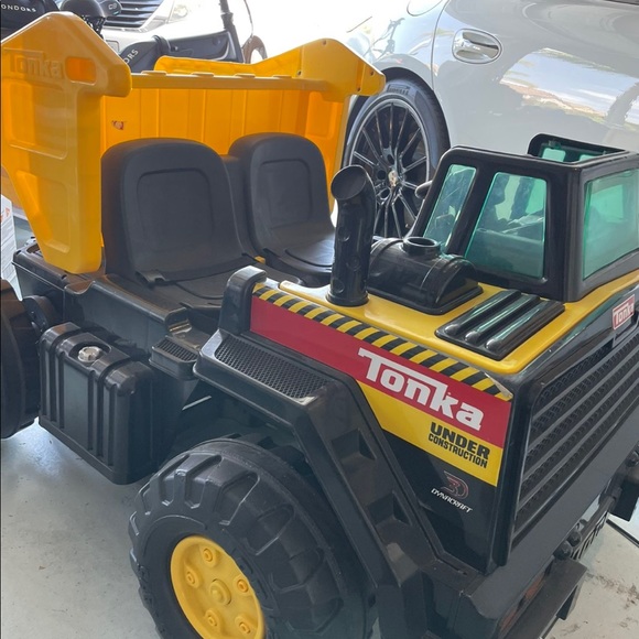Tonka Mighty Dump Truck Ride-on/ 12V - Picture 5 of 6